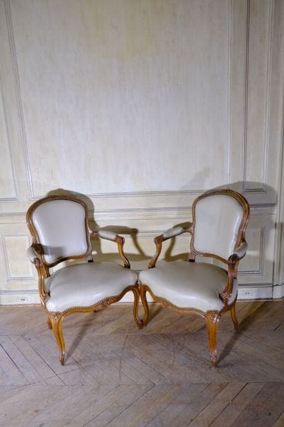 Paire de fauteuils cabriolets à dossier violoné...