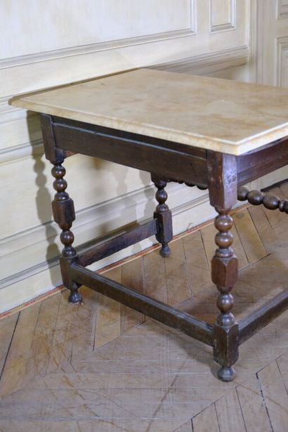 Table de style Louis XIII en bois mouluré...