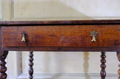 Ensemble en chêne ciré comprenant: 
- Une...
