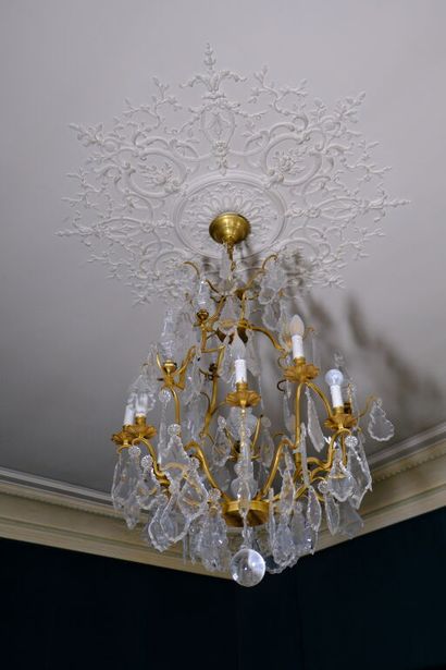 Lustre à neuf bras de lumière en bronze soutenant...