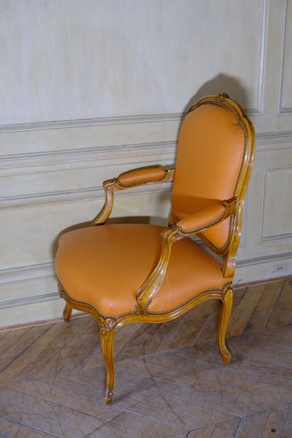 Fauteuil cabriolet à dossier droit en bois...