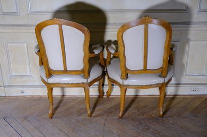 Paire de fauteuils cabriolets à dossier violoné...