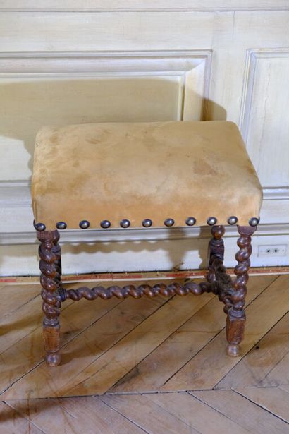 Ensemble en chêne ciré comprenant: 
- Une...