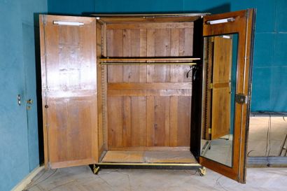 Armoire à décor de panneaux en laque européenne...