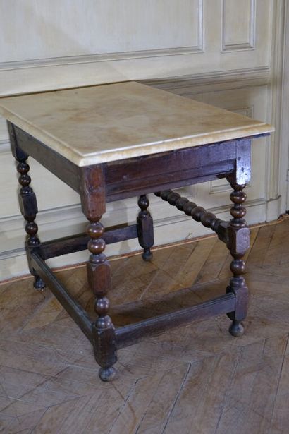 Table de style Louis XIII en bois mouluré...