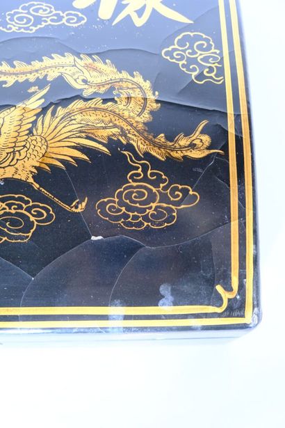 CHINE.
Coffret laqué noir et or, les anses...