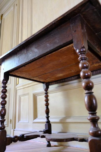 Ensemble en chêne ciré comprenant: 
- Une...
