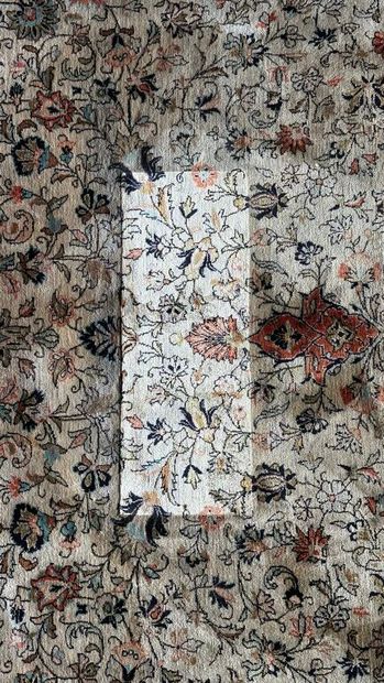 TAPIS D'ORIENT.
Tapis en laine et soie à...