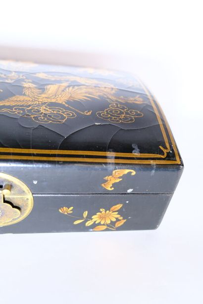 CHINE.
Coffret laqué noir et or, les anses...