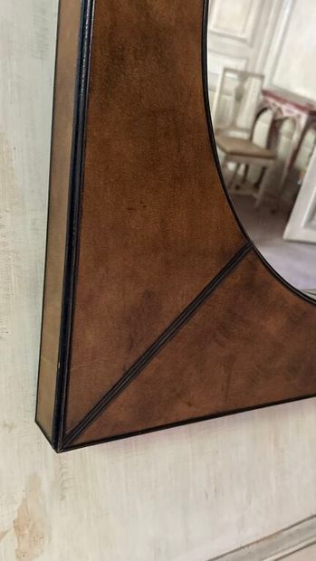 Miroir à vue de forme ronde, dans un encadrement...