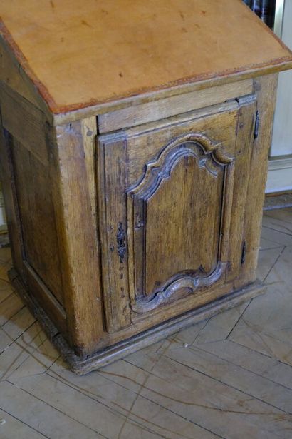 Petit secrétaire en pente formant écritoire...
