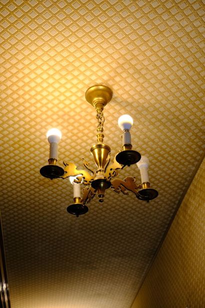 Trois lustres en laiton à 4 bras de lumière...