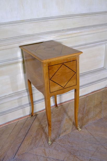 Petite table volante en merisier incrusté...