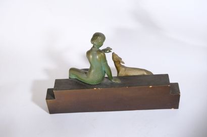 Jean MOY (XXème siècle)
Élégante au sautoir...
