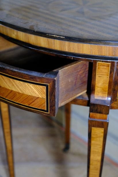 Petite table volante de forme ovale à décor...