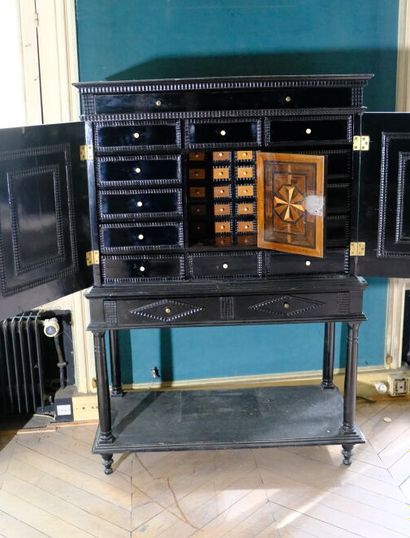 Cabinet à hauteur d'appui de forme architecturée...