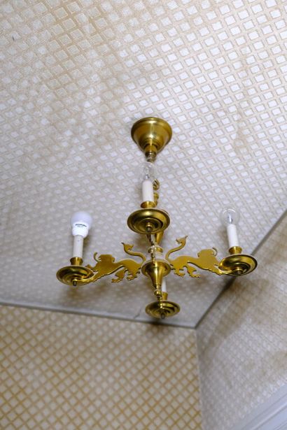 Trois lustres en laiton à 4 bras de lumière...