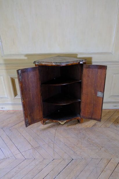 Encoignure à deux vantaux en placage de palissandre...