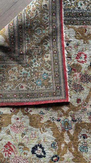 TAPIS d'ORIENT, Iran.
Tapis en laine et soie...