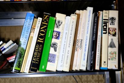 Fort ensemble de livres reliés ou brochés...