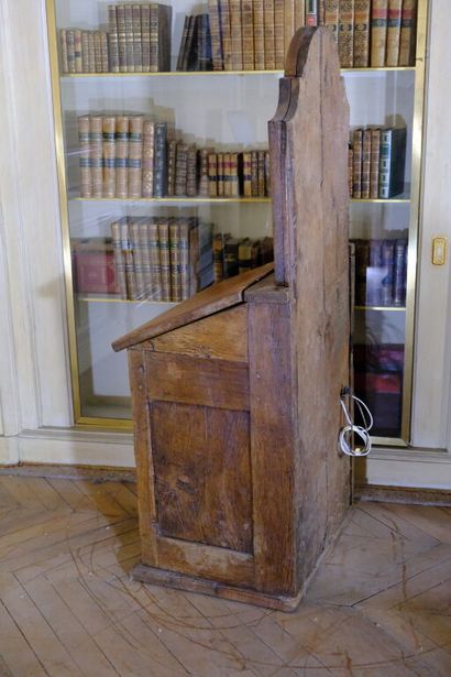 Petit secrétaire en pente formant écritoire...