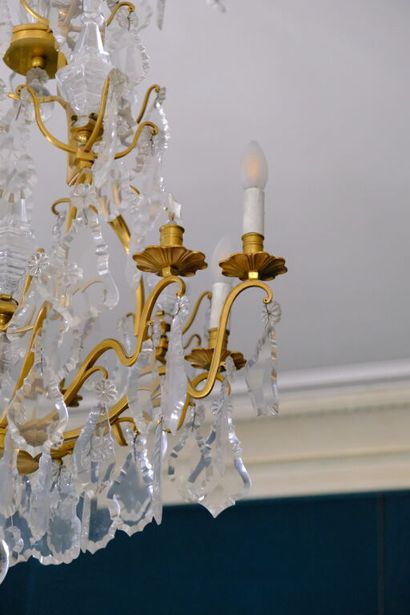 Lustre à neuf bras de lumière en bronze soutenant...