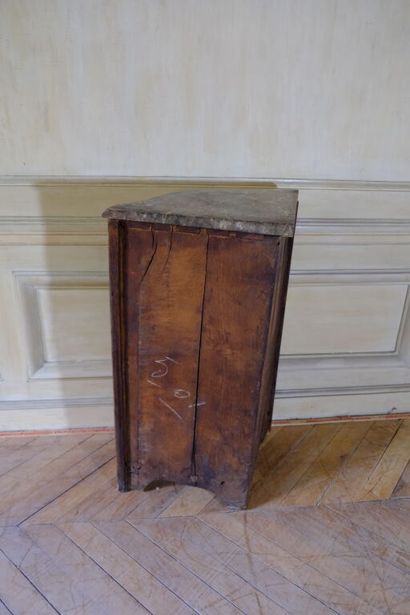 Encoignure à deux vantaux en placage de palissandre...