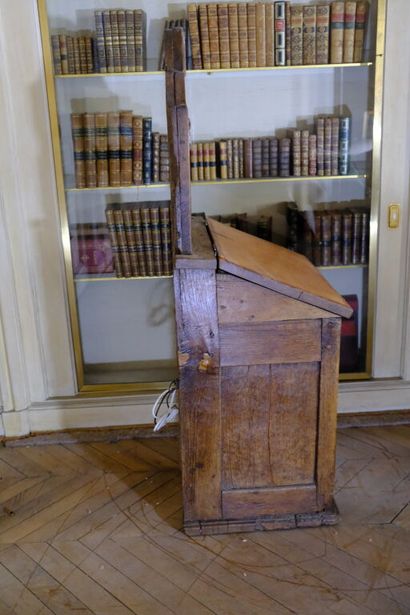Petit secrétaire en pente formant écritoire...