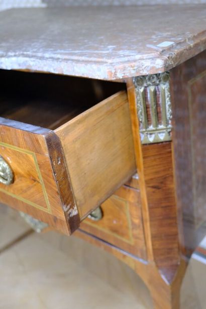 Petite commode en placage de bois de rose...