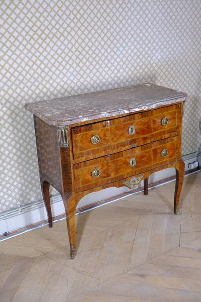Petite commode en placage de bois de rose...