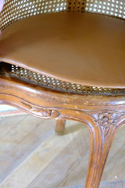 Fauteuil de bureau canné en hêtre mouluré...