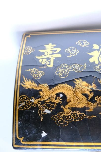 CHINE.
Coffret laqué noir et or, les anses...