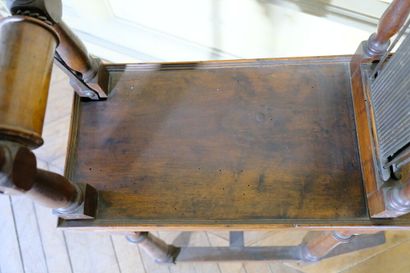 Métier à tisser en bois naturel. Les montants...