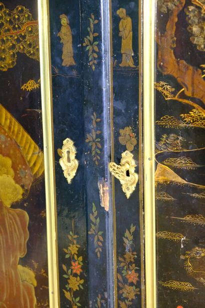 Armoire à décor de panneaux en laque européenne...