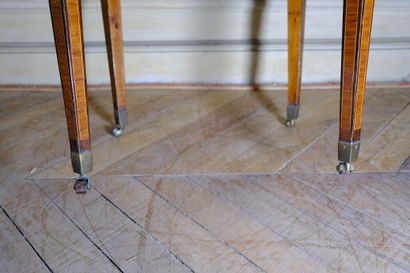 Petite table volante de forme ovale à décor...