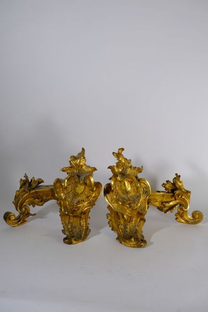 Paire de chenets en bronze doré et ciselé...