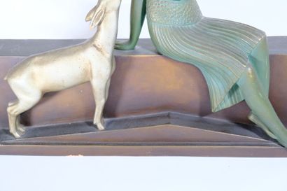 Jean MOY (XXème siècle)
Élégante au sautoir...