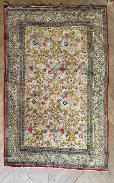 TAPIS d'ORIENT, Iran.
Tapis en laine et soie...