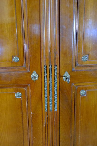 Petite armoire en acajou et placage d'acajou...