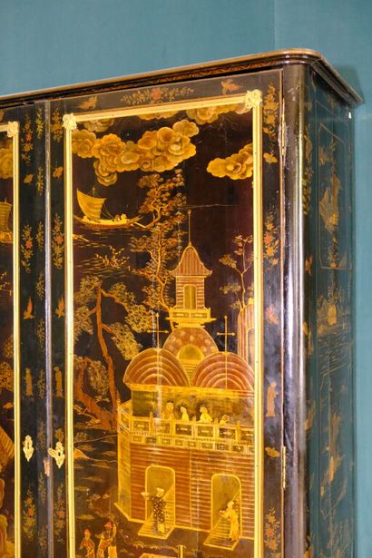 Armoire à décor de panneaux en laque européenne...