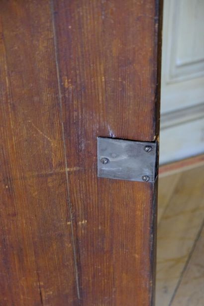 Encoignure à deux vantaux en placage de palissandre...