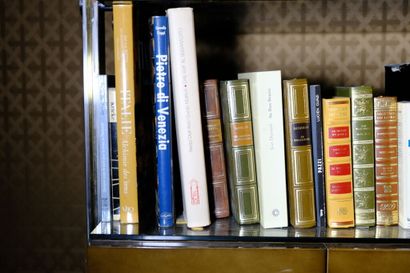 Fort ensemble de livres reliés ou brochés...