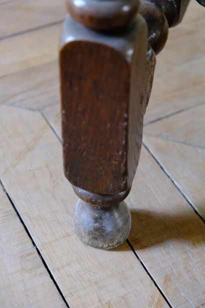 Ensemble en chêne ciré comprenant: 
- Une...