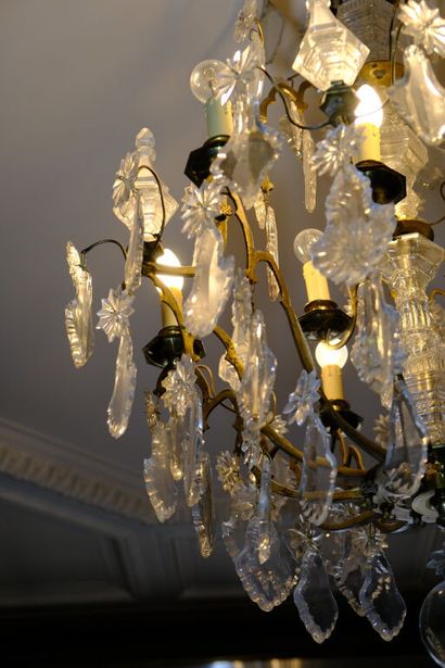 Lustre à pendeloques à neuf bras de lumière...