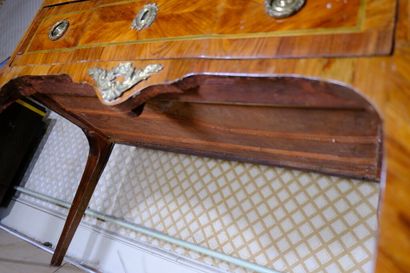 Petite commode en placage de bois de rose...