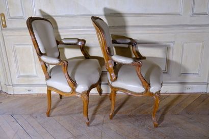 Paire de fauteuils cabriolets à dossier violoné...