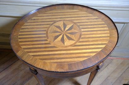 Petite table volante de forme ovale à décor...