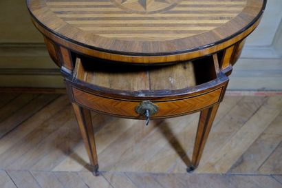 Petite table volante de forme ovale à décor...