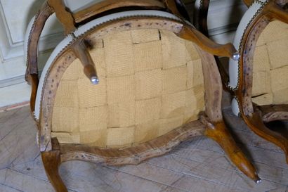 Paire de fauteuils cabriolets à dossier violoné...