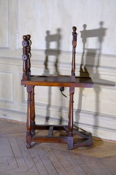 Métier à tisser en bois naturel. Les montants...